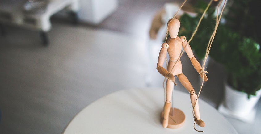 Что такое газлайтинг? 15 тревожных признаков газлайтинга